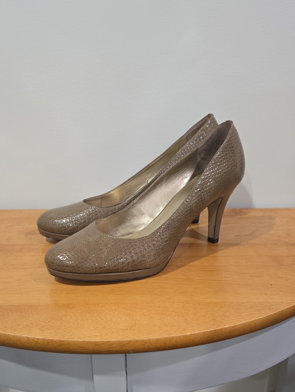 Anne Klein Akwystere 3.5 Taupe Croc-Embossed Platform Pumps